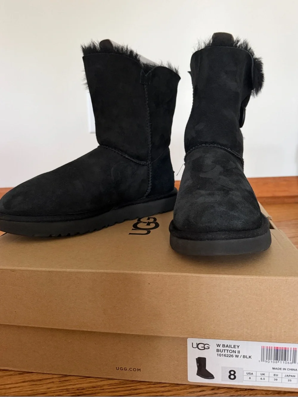 UGG Black Bailey Button II Short Shearling Button Boot Size 8 Womens